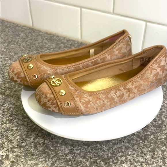 Michael Kors Stylish Tan Flats with Gold Accents - Picture 1 of 6